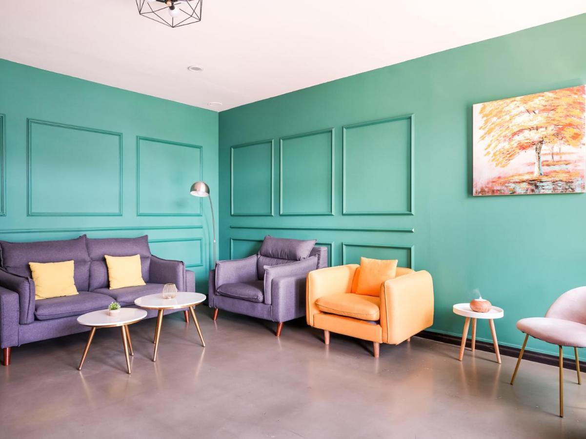 Oyo 89603 Treeline Urban Inn Кота-Кинабалу Экстерьер фото